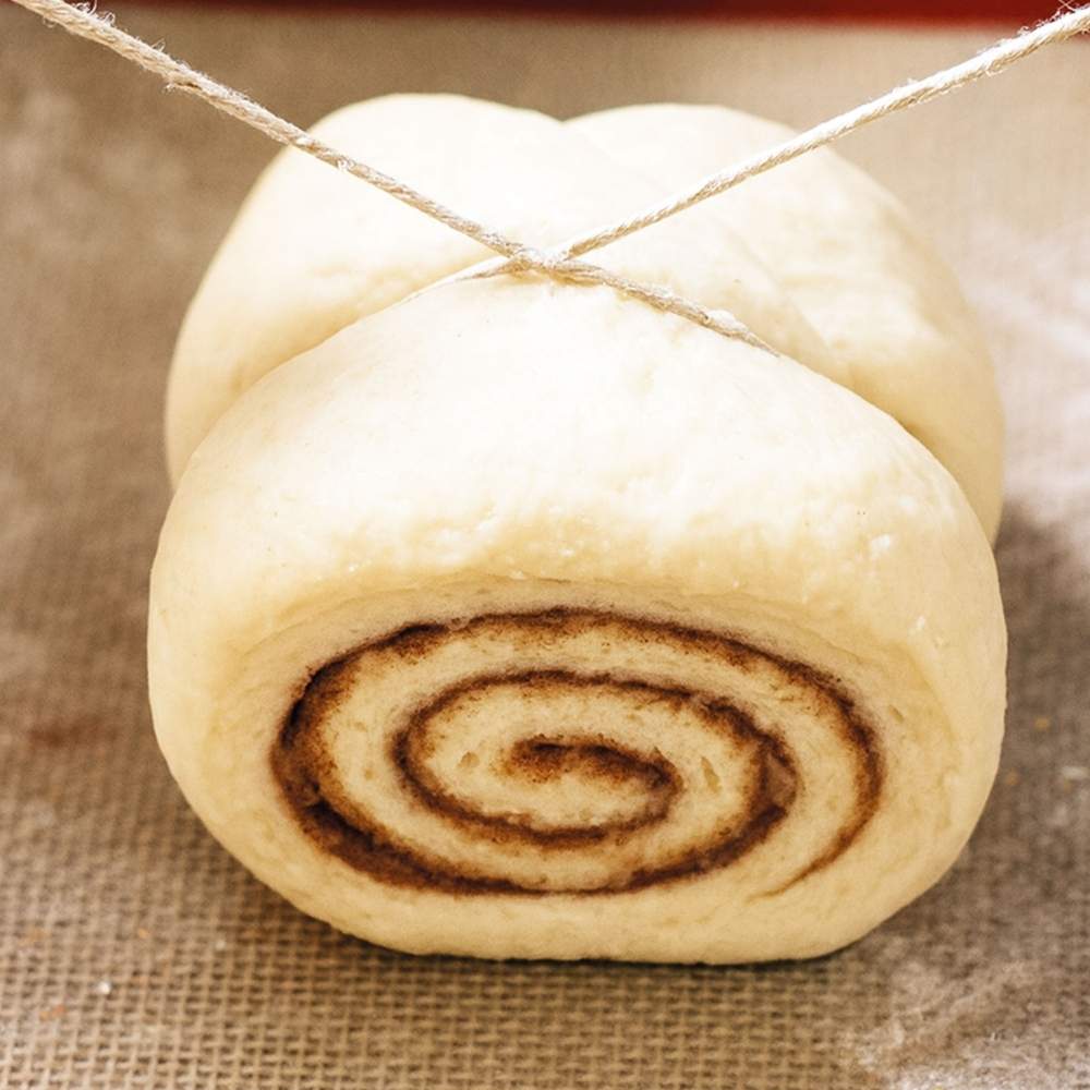 Etape découpe des cinnamon rolls - ScrapCooking®